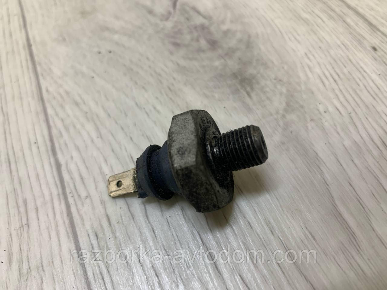 Датчик тиску оливи Mercedes Vito W638, Skoda Octavia Tour, Ford Galaxy, VW Sharan OE: A0135420617
