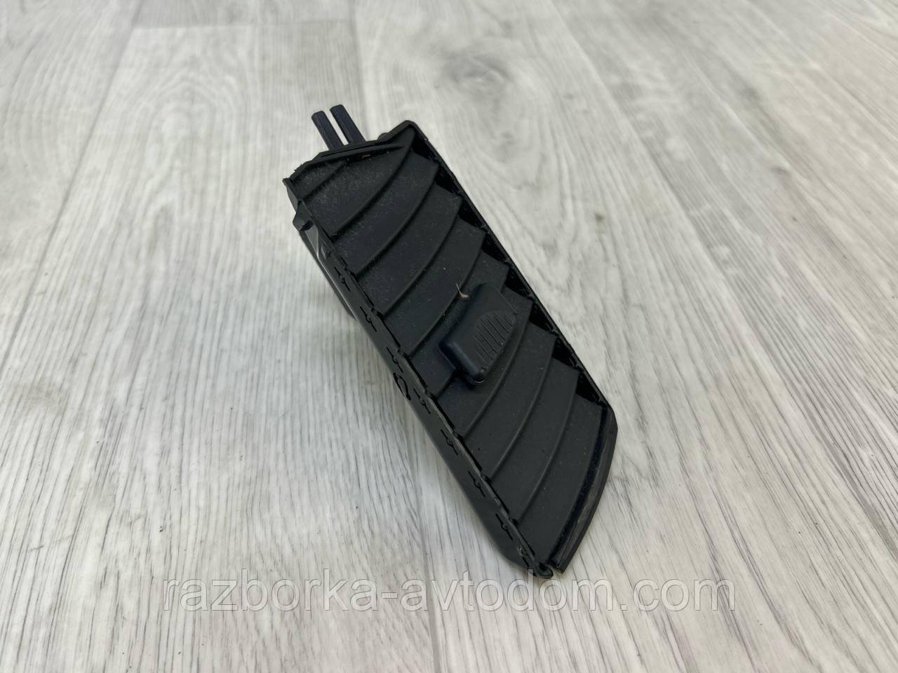 Дефлектор чудовий верхній центральний правий Opel Zafira B (05-11) OE:13145264