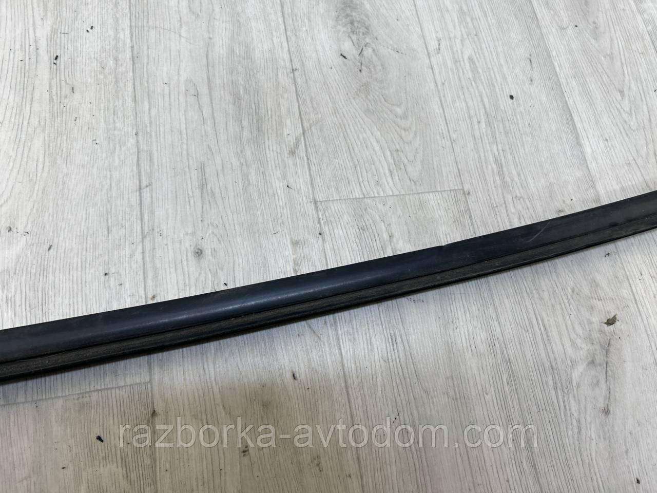 Ущільнювальна гумка скла (молодинг) зовнішній Citroen Berlingo, Peugeot Partner (2003-2008) OE:9310E5