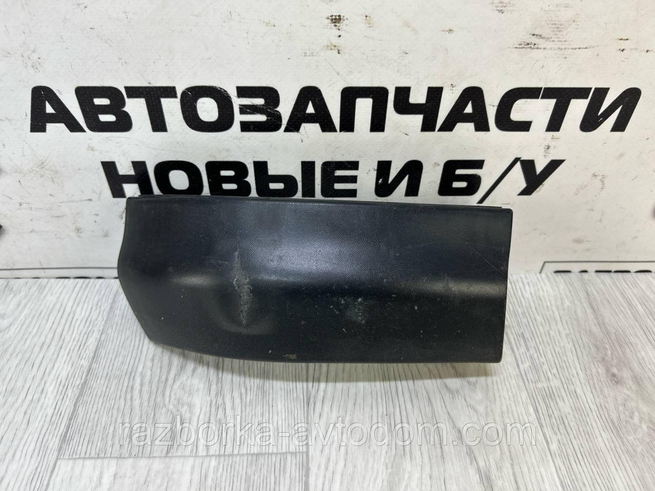 Накладка молдинг пластик під ліхтар задній правий Opel Zafira A (1999-2005) OE:090597596 rh, 090597596