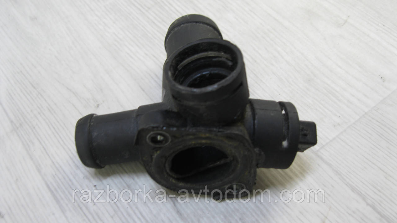 Фланець системи охолодження VW T4 (1990-2003), Golf 2 (1983-1992), Passat B3 (1988-1993) OE: 101456, 068121132 OE 068121133AB