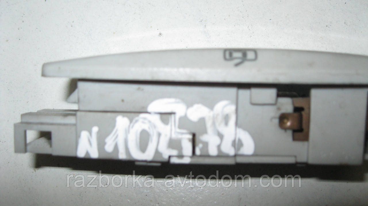 Ліхтар/плафон салону VW Passat B5 (1997-2000) OE: 3309947291