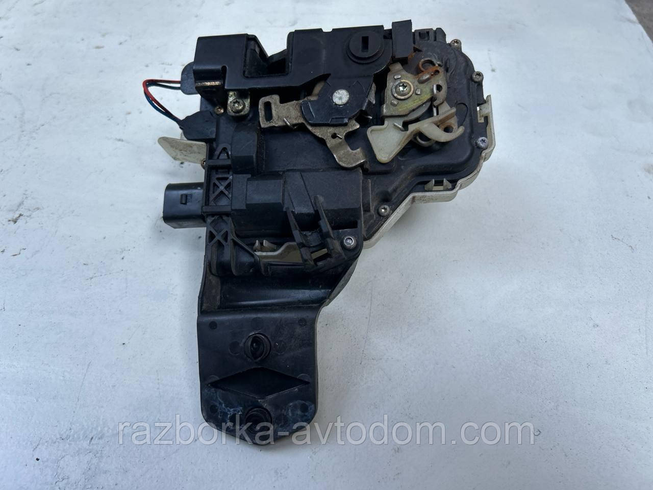 Замок задньої лівої двері (електро 6pin) VW Passat B5 96-05, Golf 4, Skoda SuperB, Caddy 2 OE: 3304839015A OE 3B4839015A