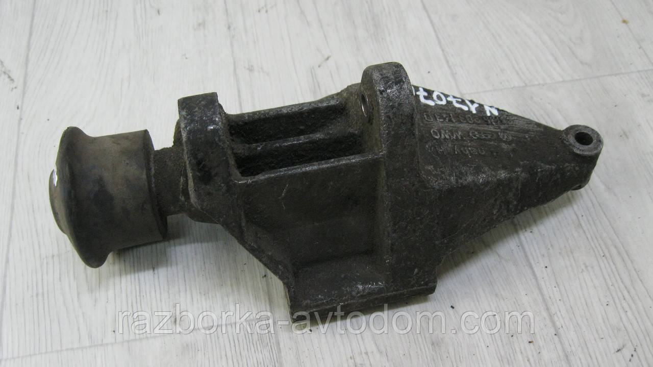 Кронштейн двигуна Audi 100 C3 (1982-1991) OE: 035903143D