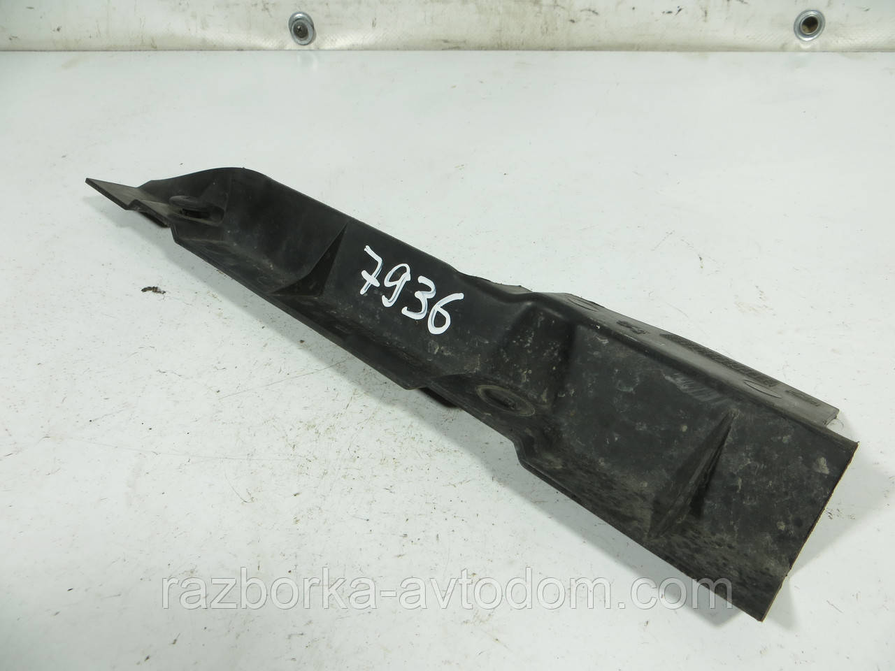 Дефлектор радіатора PEUGEOT 307 (2001-2008) ОЕ: 9640057880