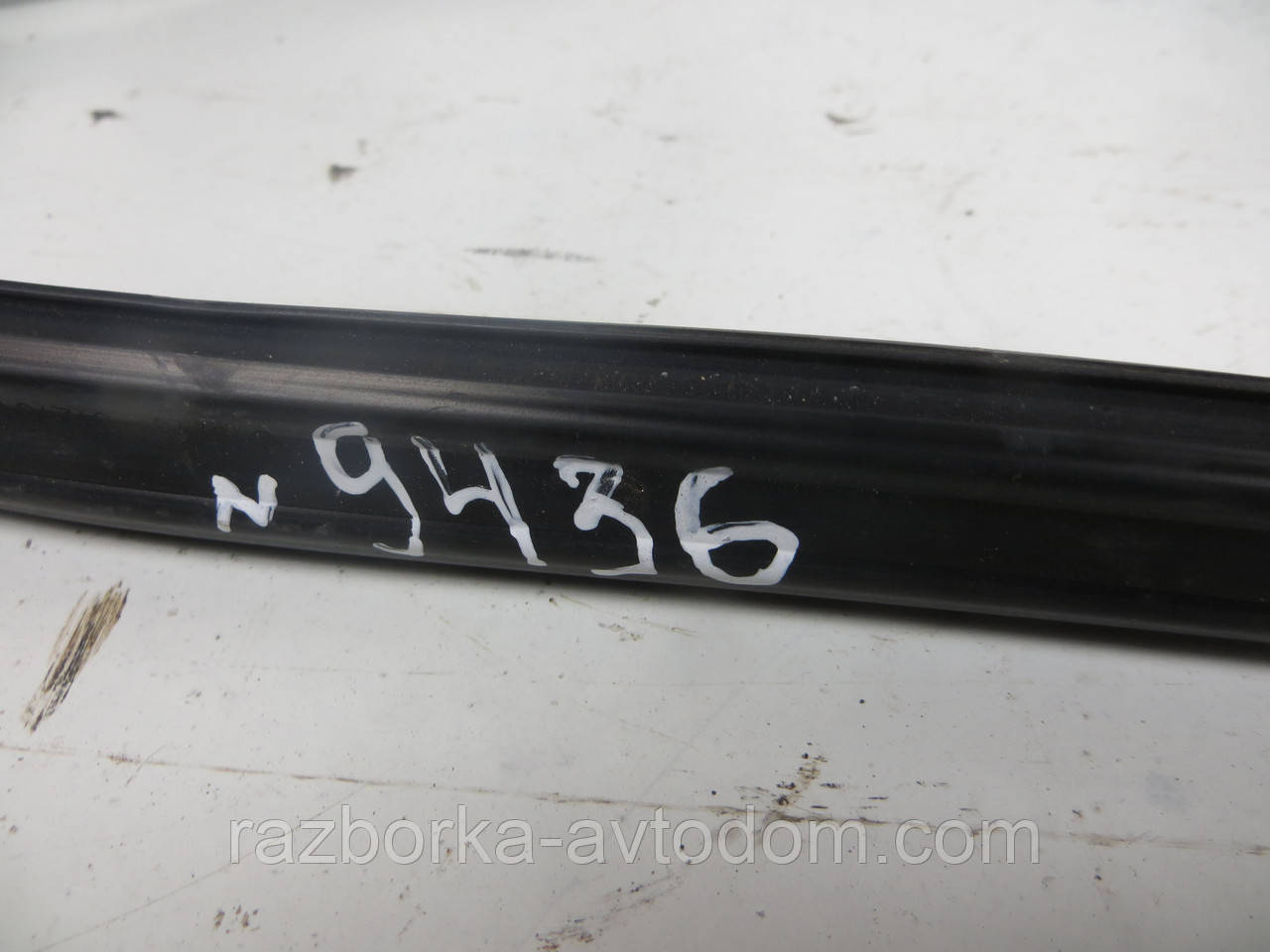 Ущільнювальна гумка скла задніх лівих дверей Mitsubishi Pajero Sport 1 (1997-2009) OE:MR237959