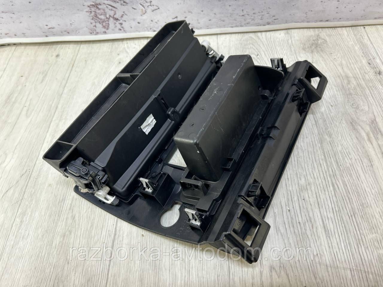 Дефлектор обдува салона центральний Citroen C4 (04-10)  OE: 9646338277