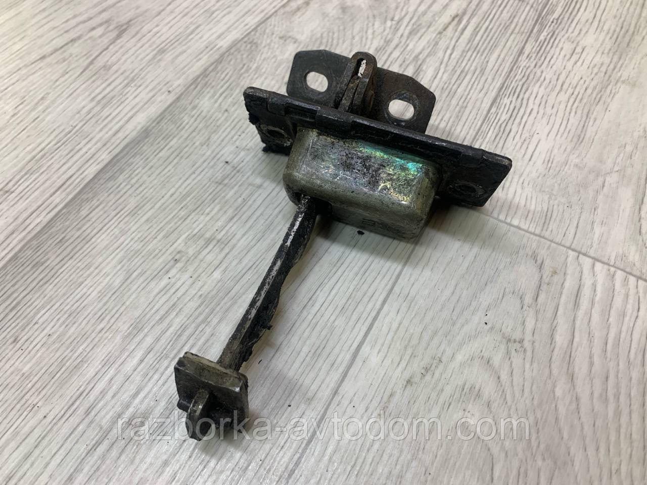 Обмежувач передніх правих дверей Mercedes Vito W638 (1996-2003), OE: A6387200316