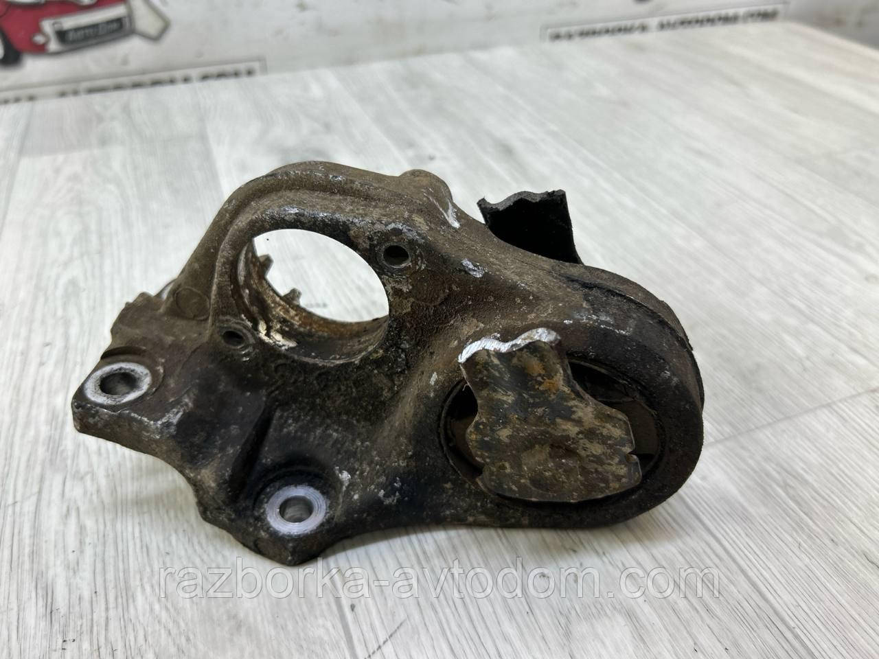 Кронштейн підвісного підшипника напіввось правої 1.6HDI Citroen Berlingo (03-), Peugeot 307 OE:9644772380