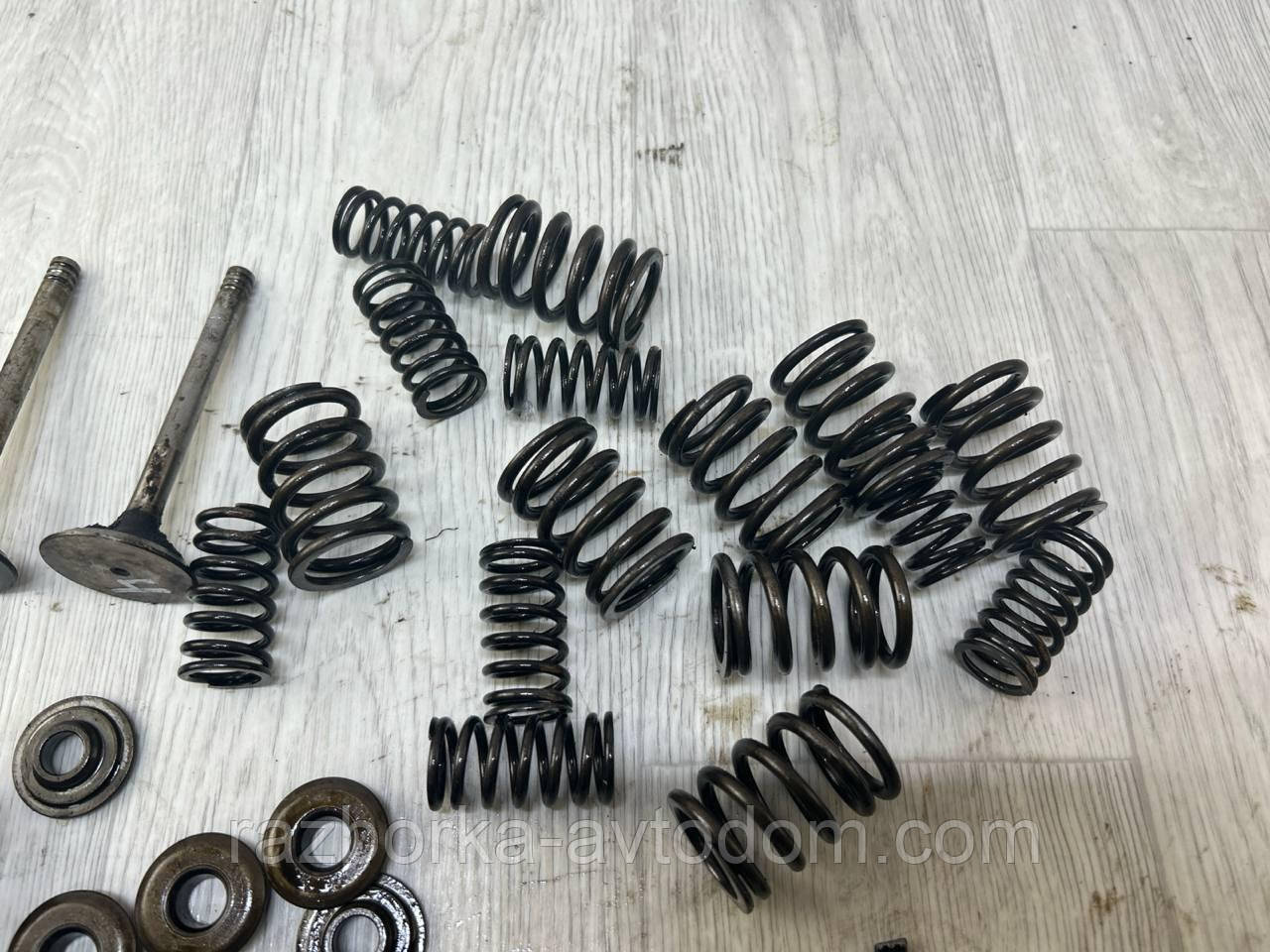 Комплект з гбц (клапана, стаканчики, пружинки, сухарі та тд) 1.3K VW Golf 2 (83-82) OE:030103373B