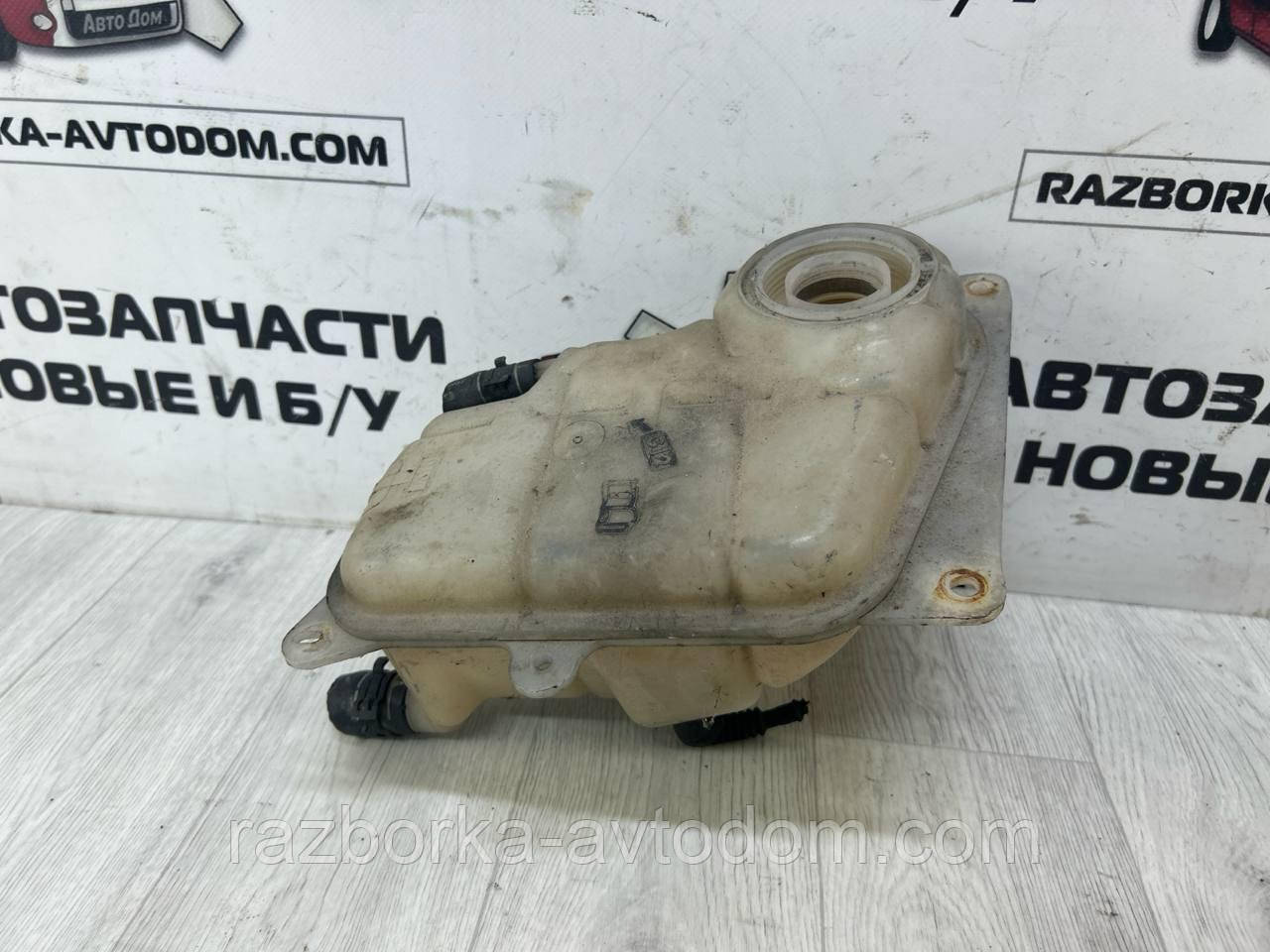 Бачок розширювальний Skoda Superb 1 (02-06), VW Passat B5 (95-05), Audi A4 B5, A6 C5 OE: 88121403l
