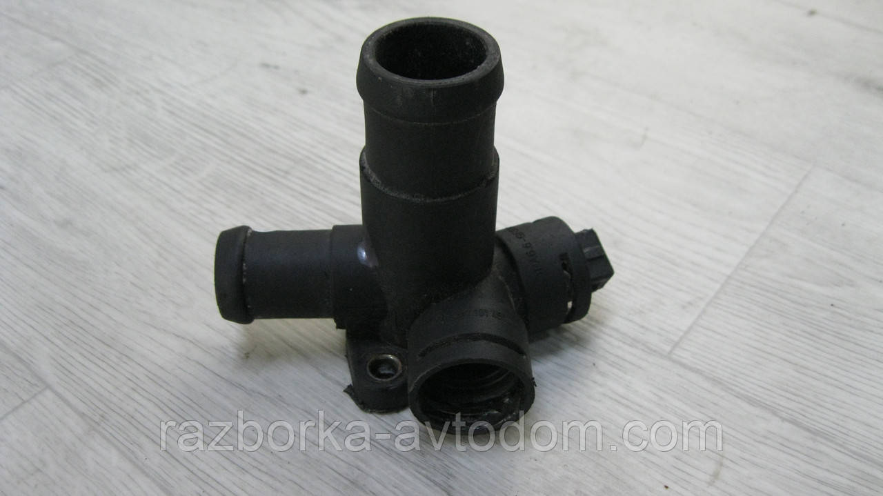 Фланець системи охолодження VW T4 (1990-2003), Golf 2 (1983-1992), Passat B3 (1988-1993) OE: 101456, 068121132 OE 068121133AB