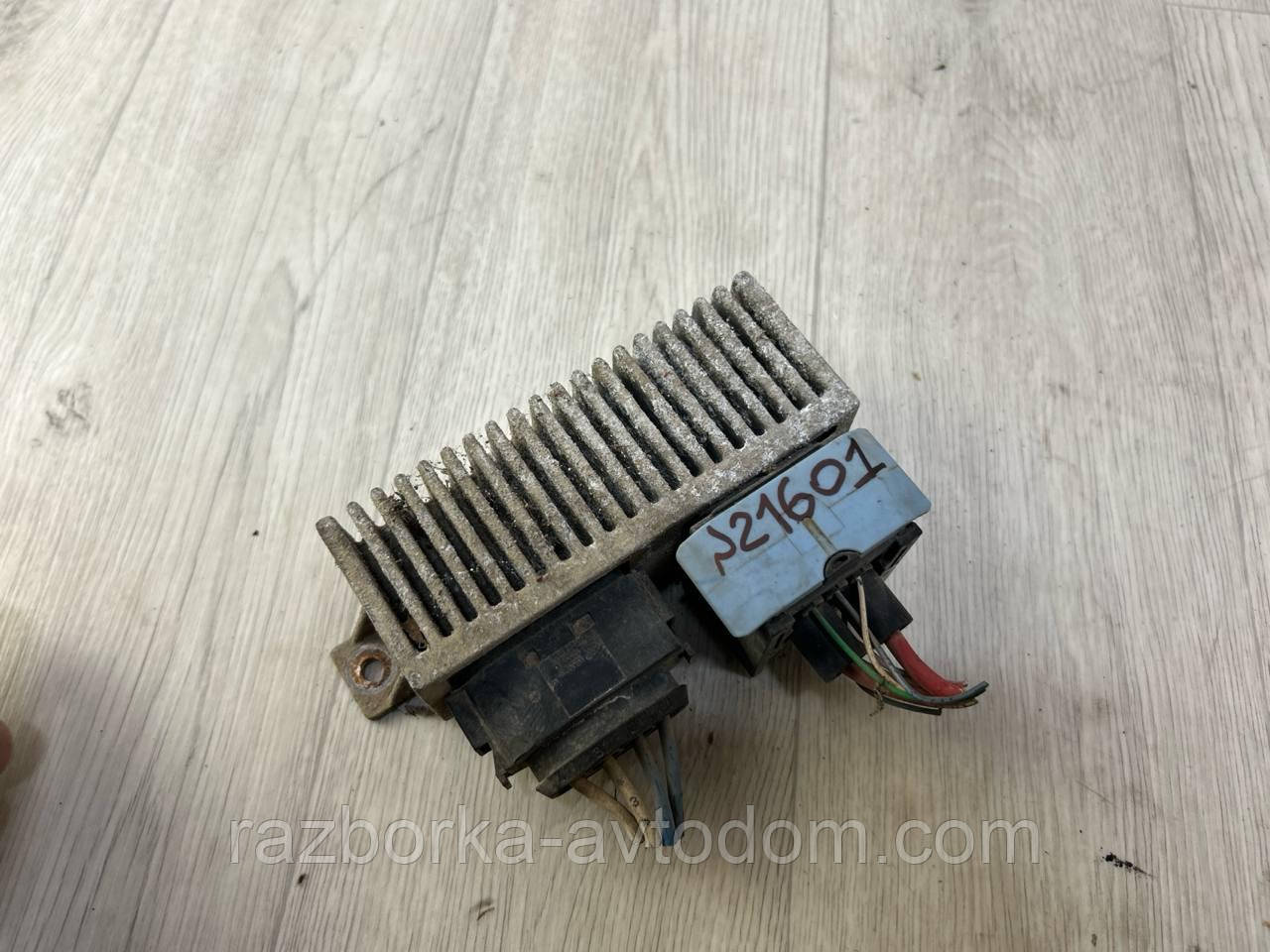 Реле свічок накала Renault Scenic 3, Grand Scenic 3, Master 3, Laguna 3 OE:8200558438-a