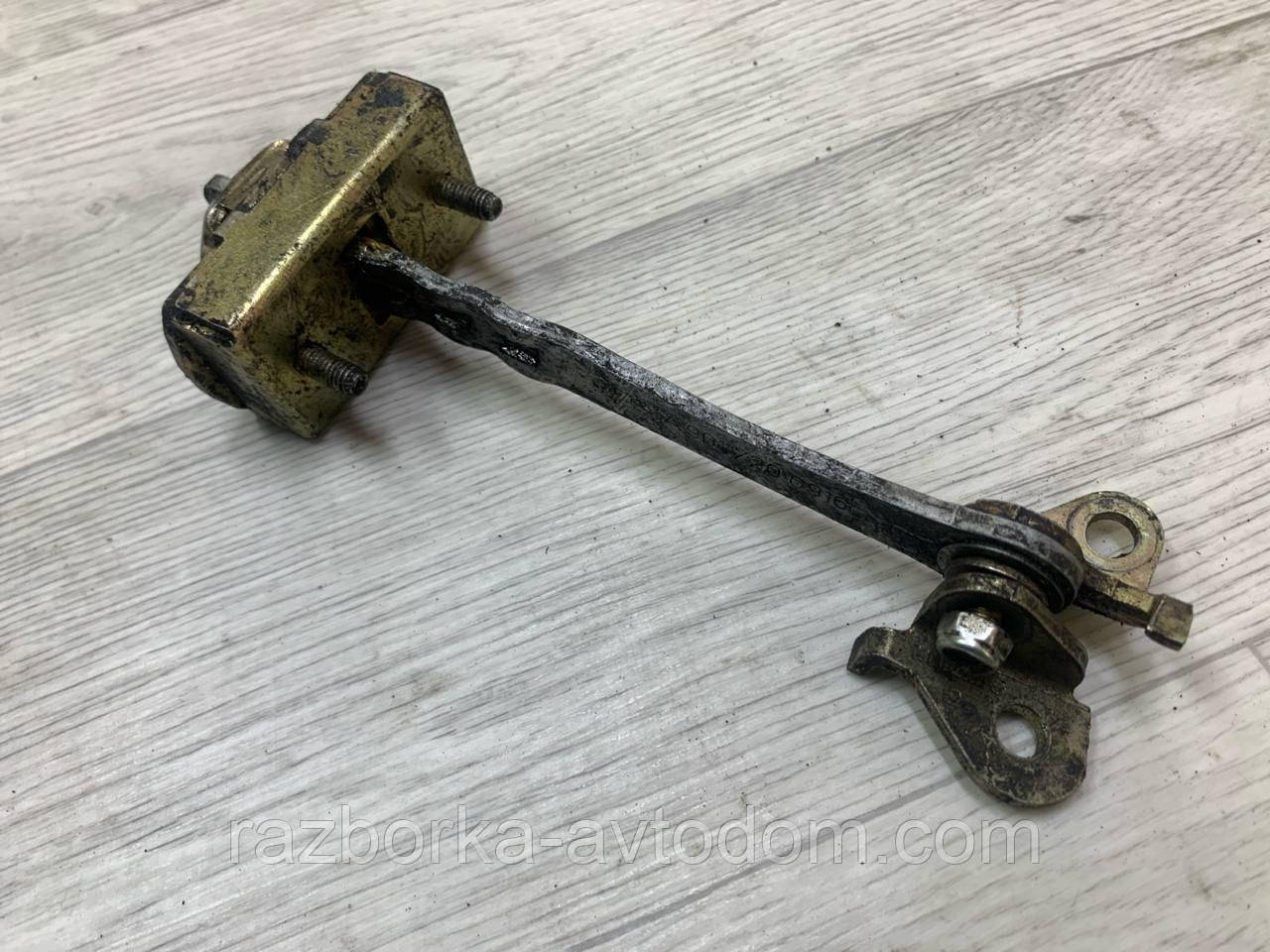 Обмежувач дверей передньої правої Mercedes Sprinter (1995-2000), OE: A0007230020 OE 9017200916