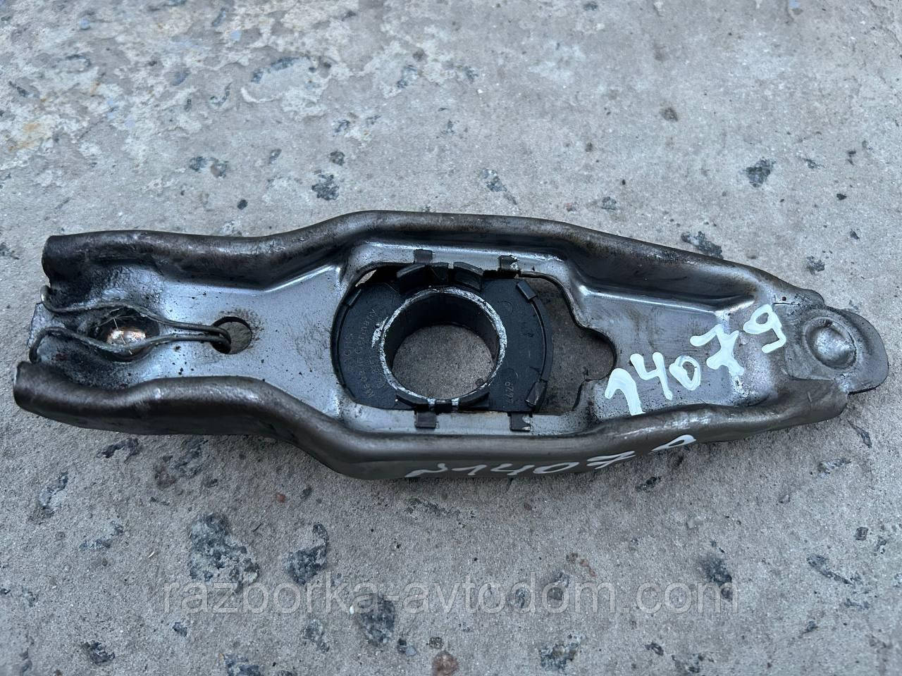 Виделка витискного підшипника зчеплення МКПП КПП VW Golf 4, Skoda Octavia, Touran, Transporter 1,9td OE:02J141703C