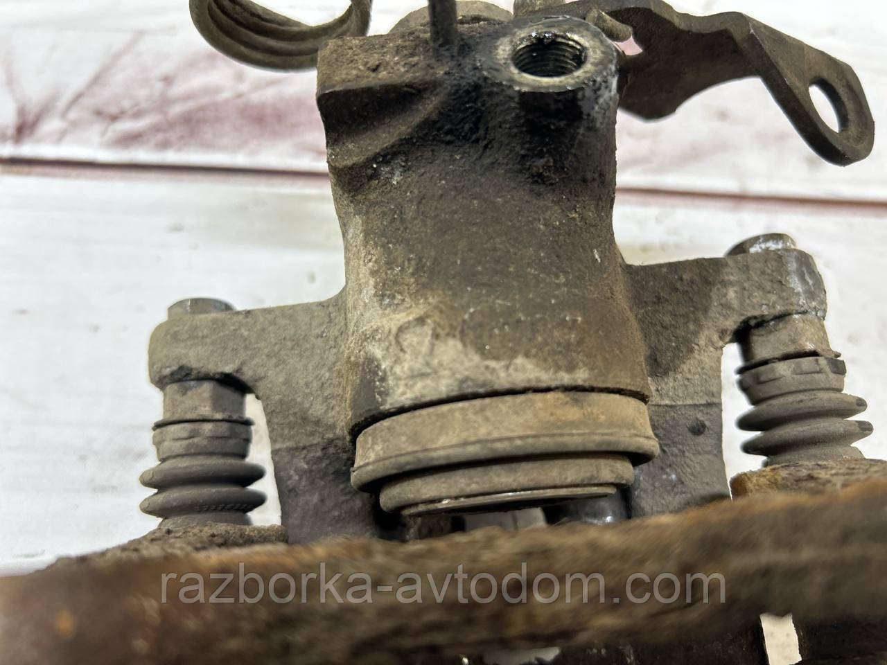 Суппорт задній лівий VW Passat B5 (97-00),Skoda Superb 1, Audi A4 B5, A6 C5 OE: 8E0615423