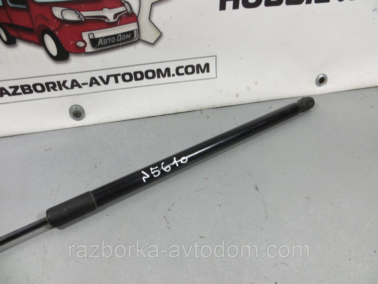 Амортизатор кришки багажника (універсал) VW Passat B8 (2014-2019) ОЕ: 3G9827550A OE 3G9827550B