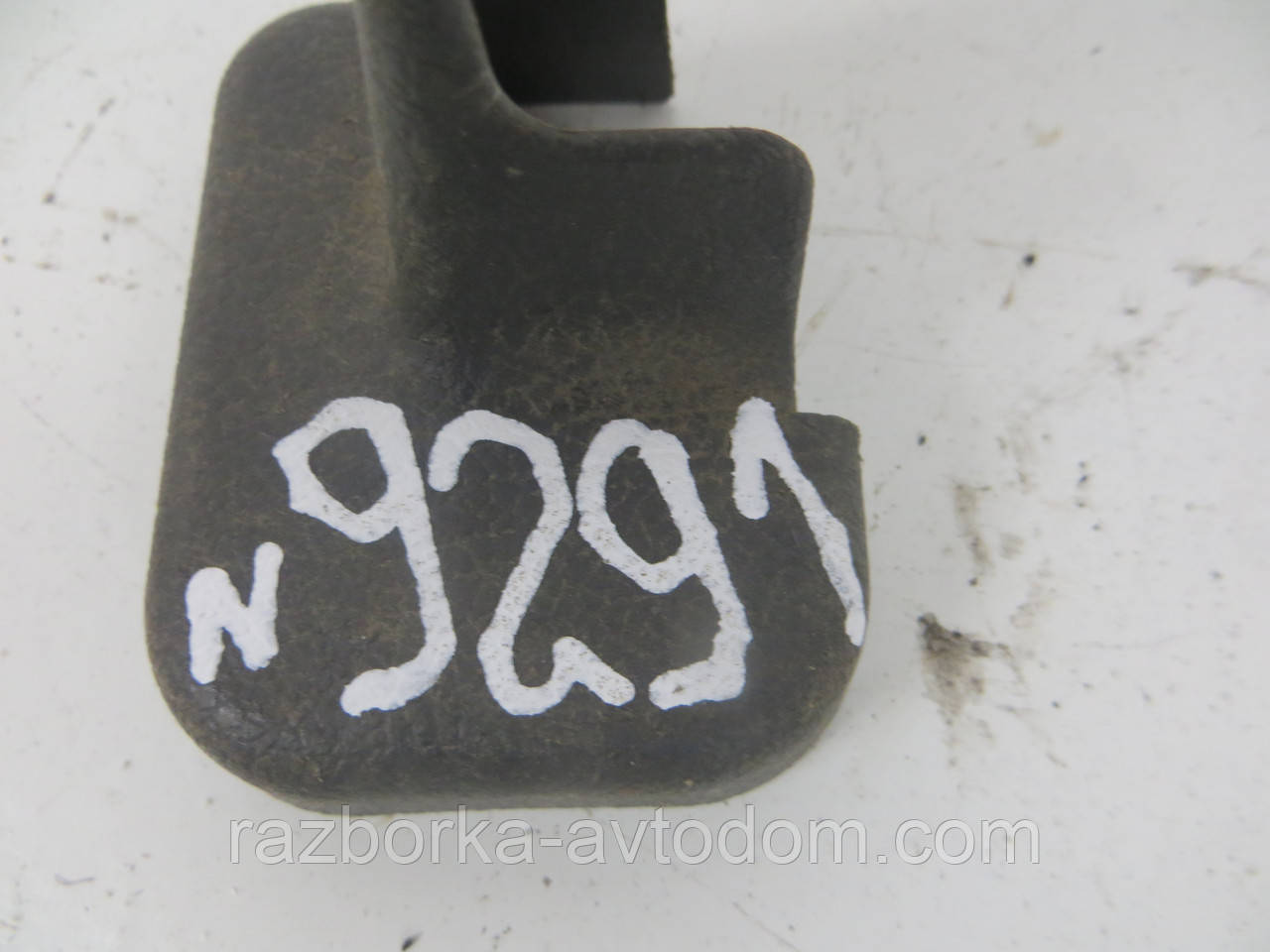 Кришка петлі сідіння ліва Mitsubishi Pajero Sport 1 (1997-2009) OE:MR251133