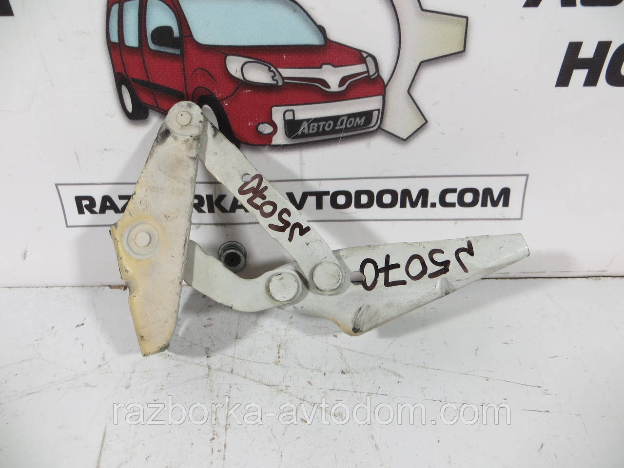 Петля капота ліва Iveco Daily E3 E4 (00-14) OEM 56087046