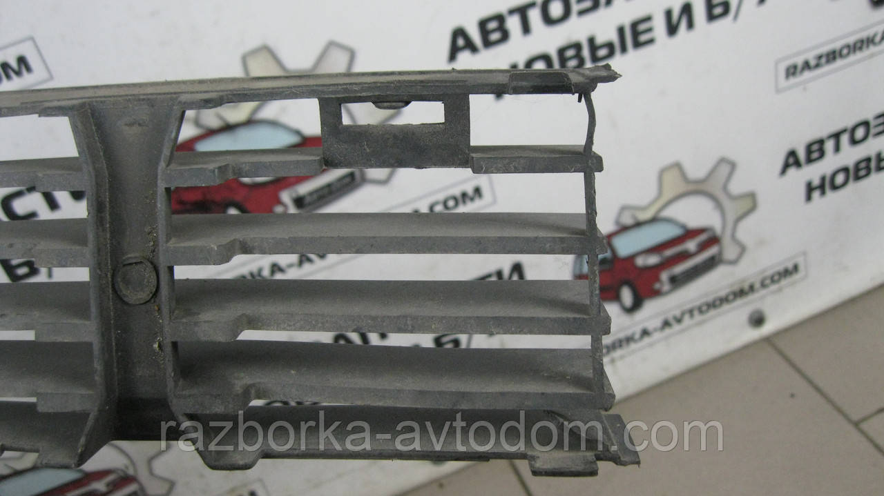 Решітка переднього бампера ліва VW Passat B5 (1997-2000) OE: 3B0853677B