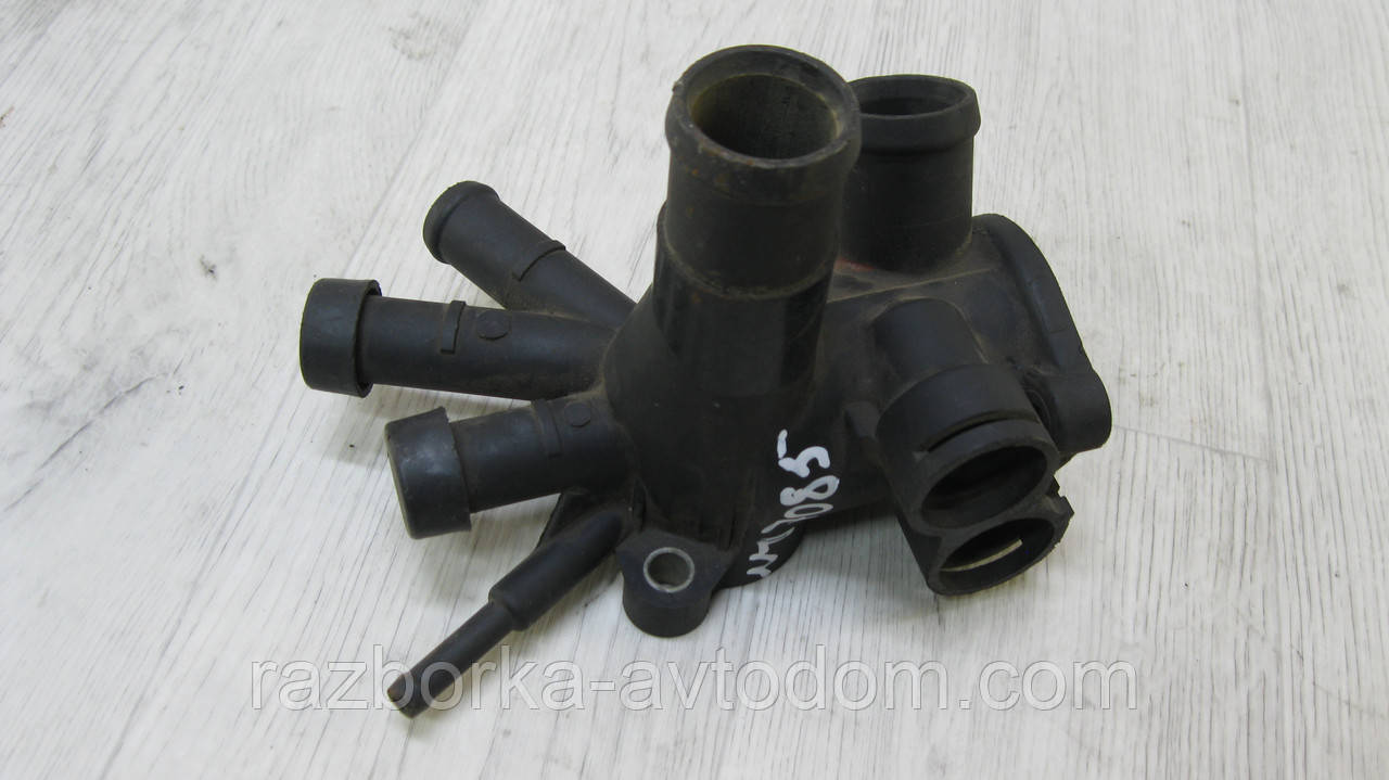 Фланець системи охолодження VW Golf 2 (1983-1992), Jetta 2 (1984-1992) OE: 030121117EF Б/У ДЕФЕКТ