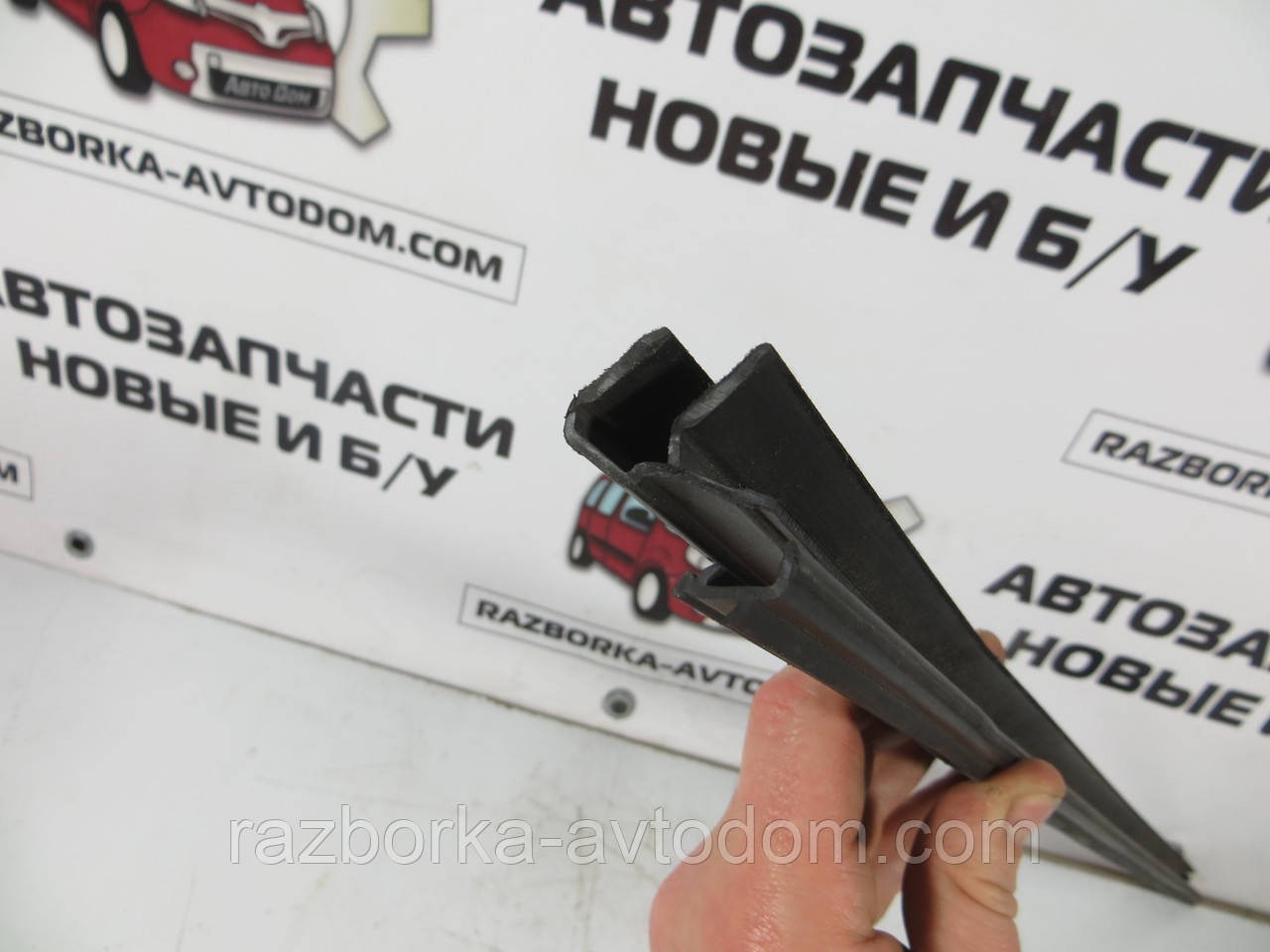 Ущільнювач скла пер прав Citroen Berlingo B9 08-18 9310L4