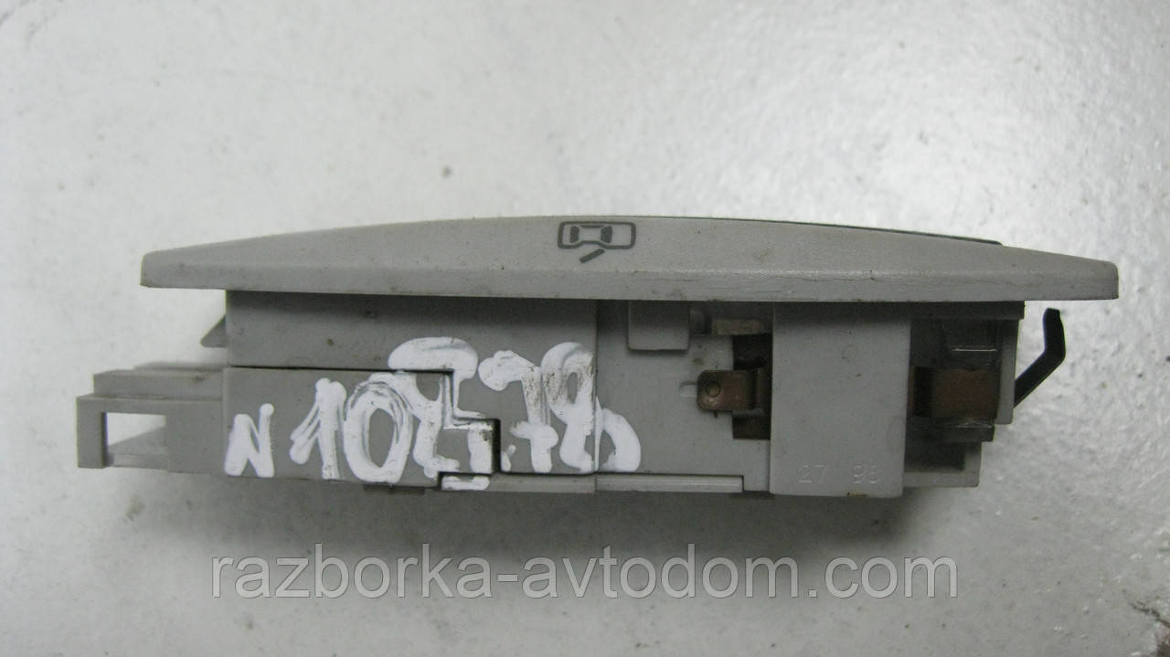 Ліхтар/плафон салону VW Passat B5 (1997-2000) OE: 3309947291
