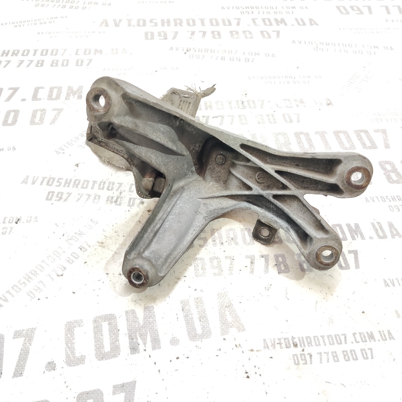 Кронштейн КПП Audi A4 B8 (07-15) 2.0 дизель правий
