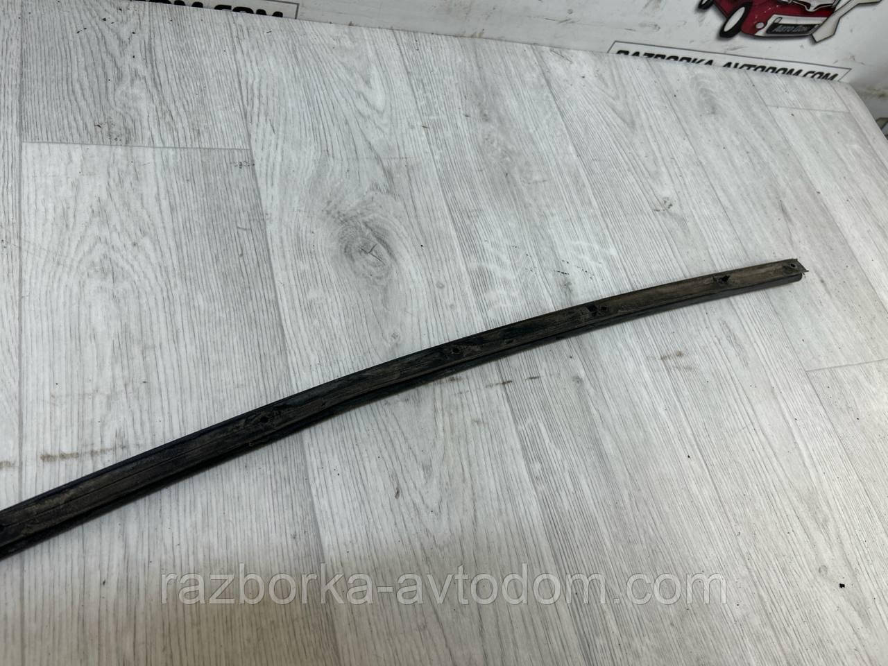 Ущільнювач дверей передньої лівої/порога (нижня) Peugeot 407 (04-11) OE: 9023QY