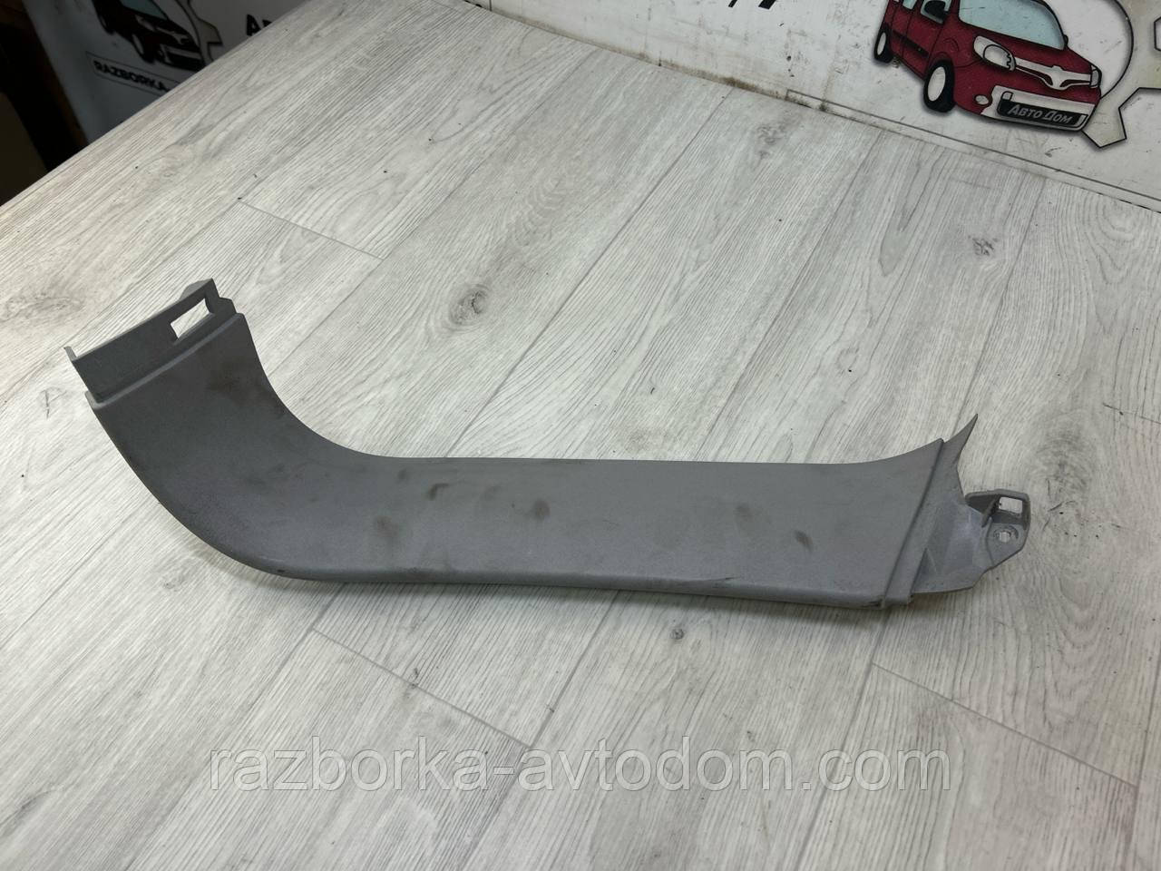 Накладка кришки багажника бічна права Opel Zafira B (2005-2010) OE:13131333