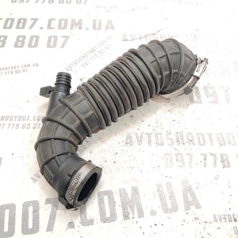 Патрубок повітряний Audi A4 B8 (07-15) 2.0 Дизель