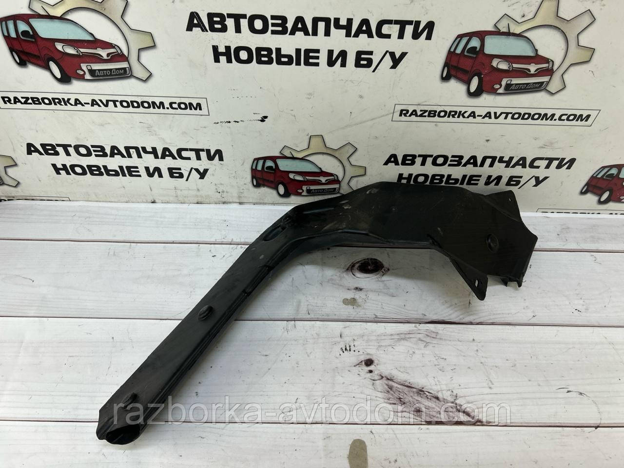 Повітропровід обігріву салону правий VW Passat B5 (96-05) OE:3B0819804