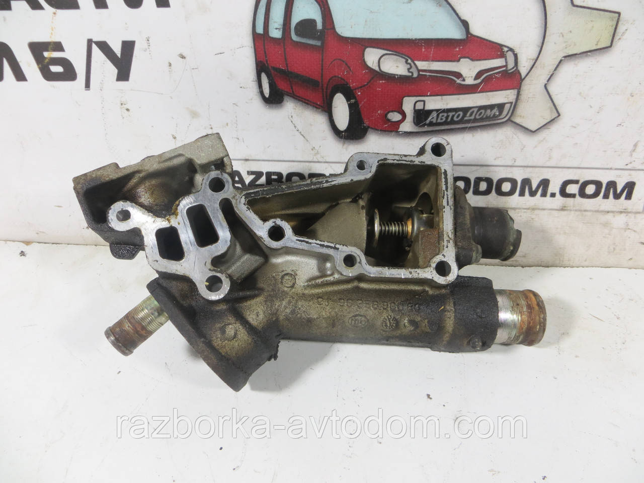 Корпус термостата 2,0i 16V Peugeot 307, 407, 406, 206, 607, Citroen C4, C5, Xsara Picasso