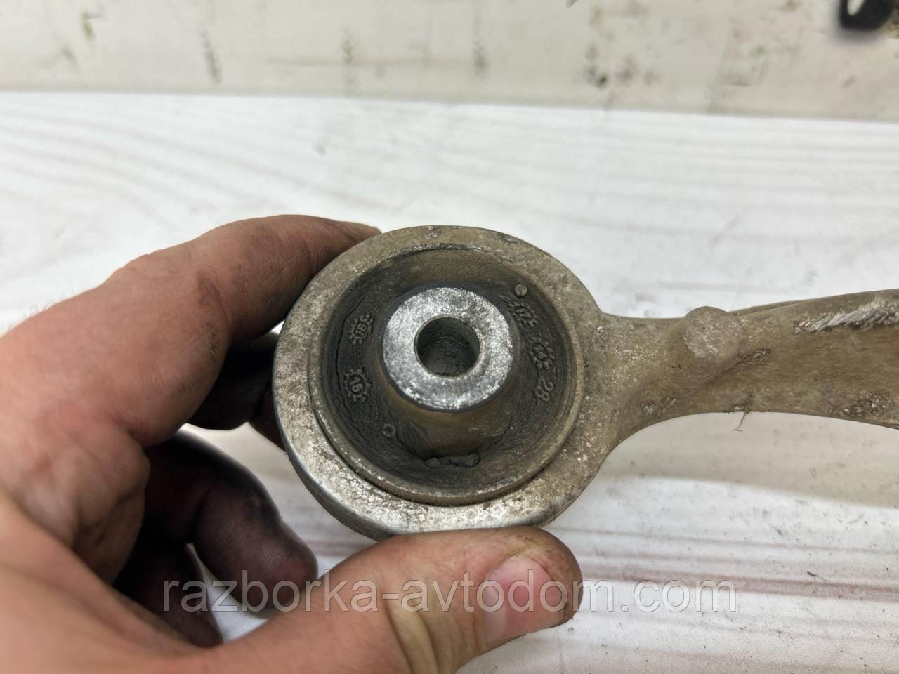 Важіль Передній лівий верхній ззаду VW Passat B5 (96-05) OE: 8d0407509g