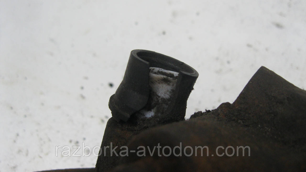 Суппорт передній правий VW Passat B3 (1988-1993), Seat Cordoba (1993-2002), Golf 3 (1991-1998) OE:171615124B