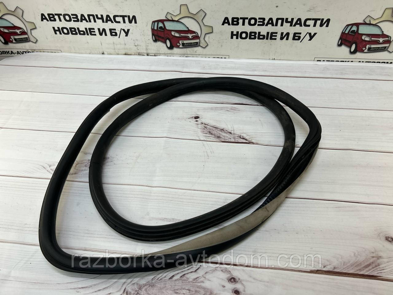 Ущільнювальна гумка заднього лівого дверей (універсал) VW Passat B5 (96-00) OE:3B9867367F