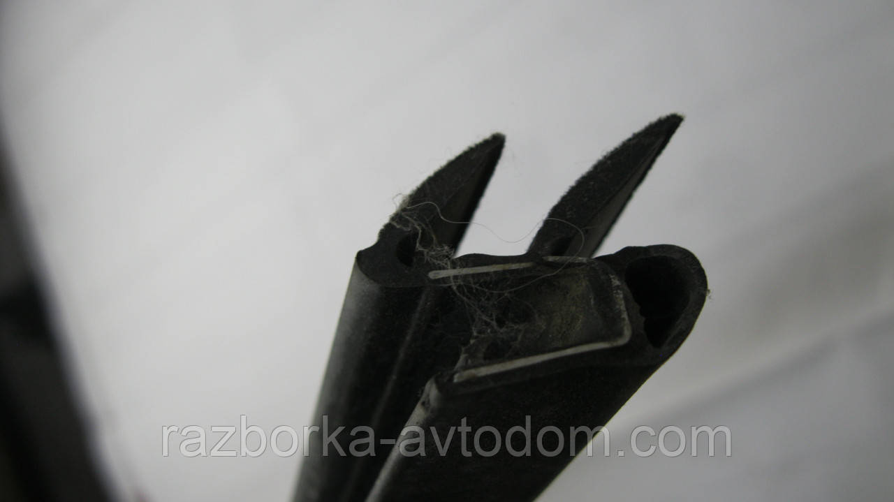 Ущільнювач скла дверей передньої лівої Opel Zafira B (2005-2010) OE:13132073