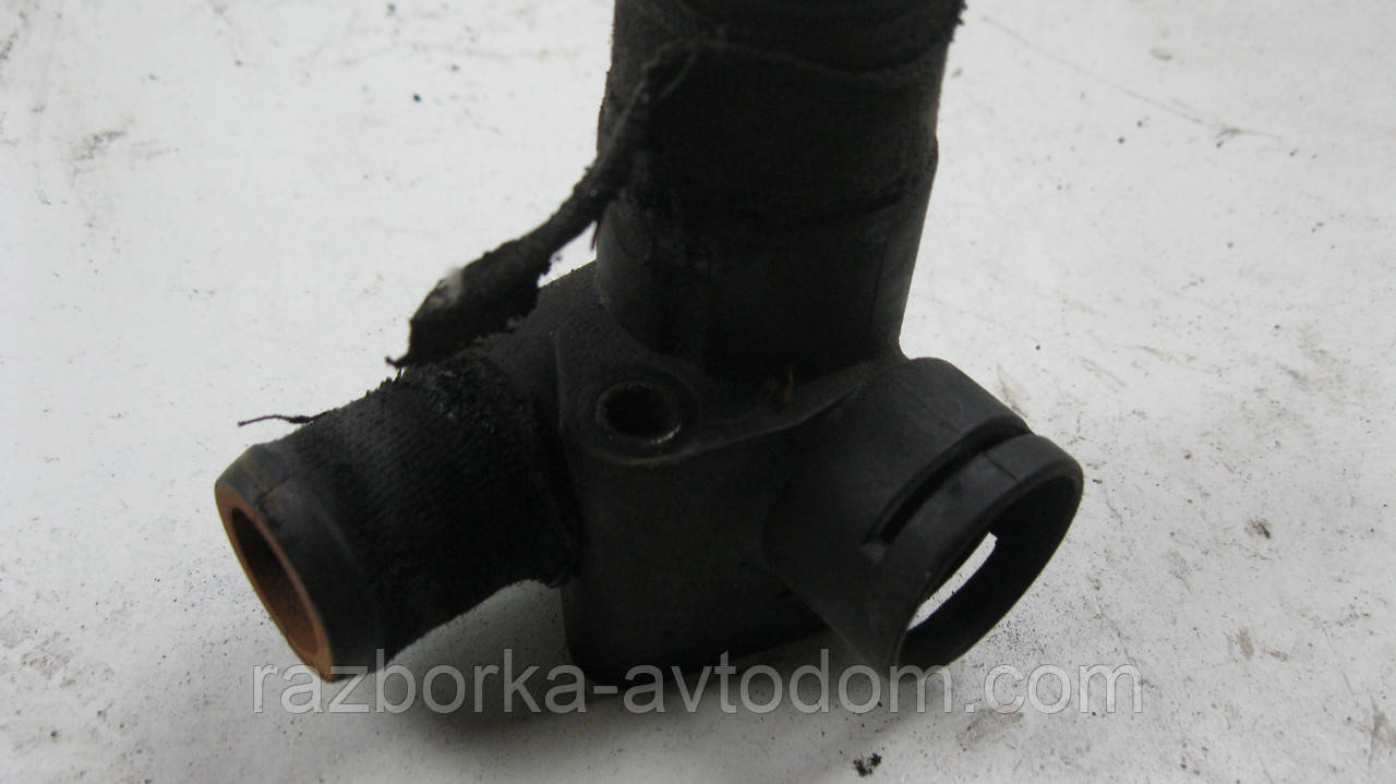 Фланець системи охолодження (трійник) VW Passat B5 (1997-2000) OE:28121132 OE 18226
