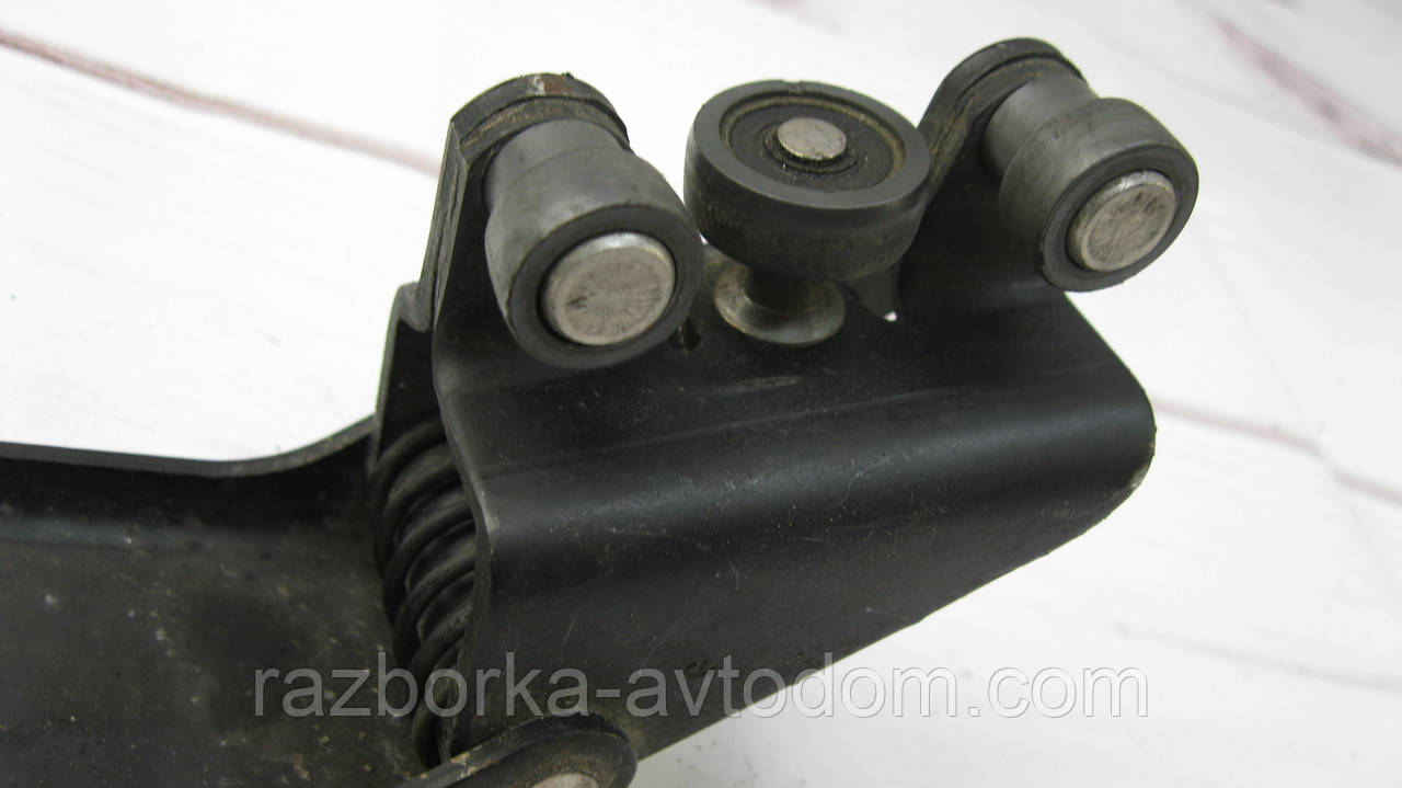 Ролик розсувних лівих дверей середній Renault Trafic, Opel Vivaro, Nissan Primastar (2000-2014) OE:7700311973 OE 7700311973311973E