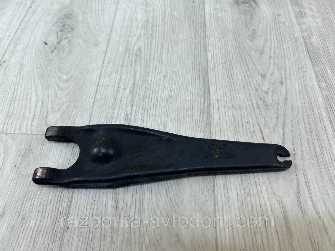 Вилка зчеплення (кп, коробки передач) Renault Kangoo (97-08), Scenic 1, Megane 1, Logan 2, Sandero 2 OE:7700112818