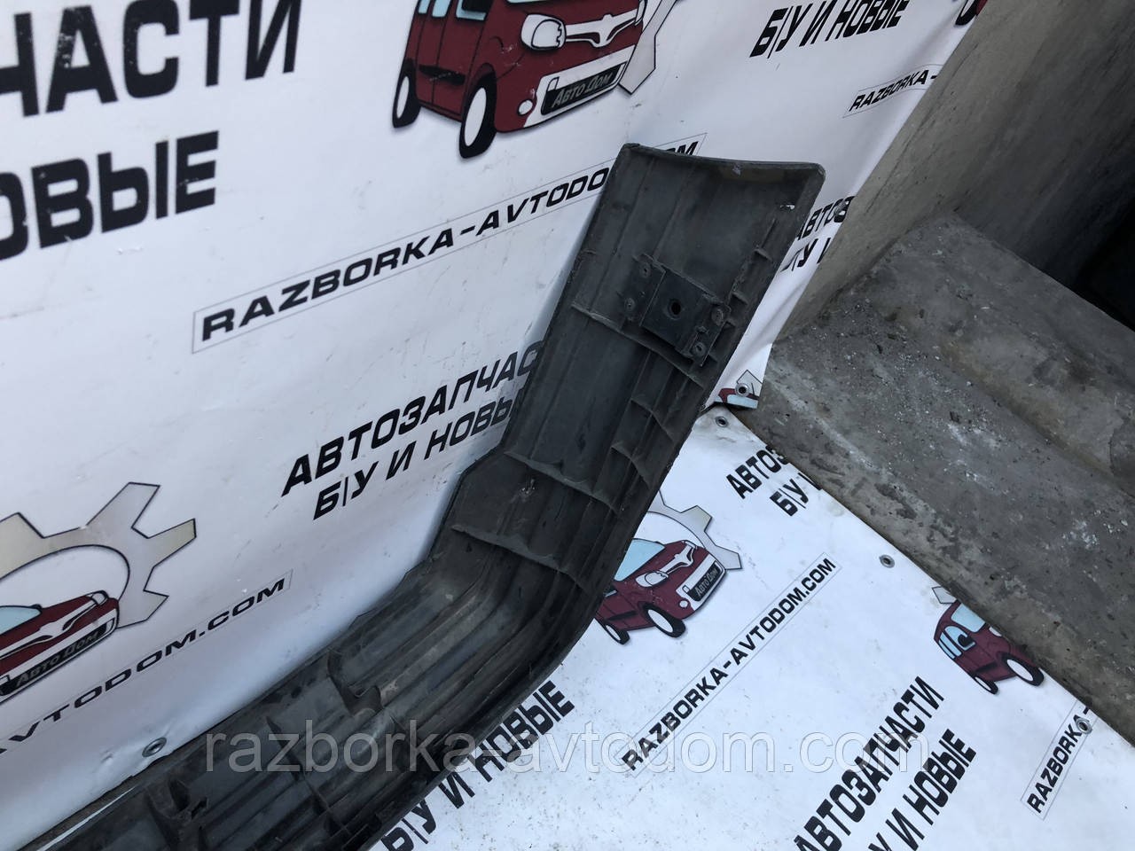 Бампер передній VW Santana B2 (81-84) OEM 325807221