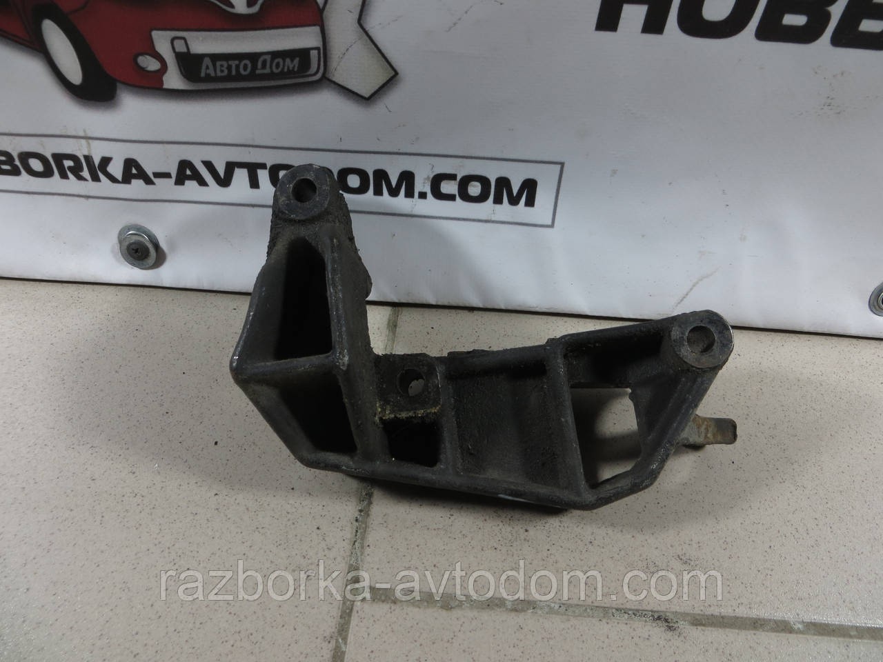 Кронштейн опори двигуна правий Opel Zafira A (1999-2005) 2.0DTI 16V OE: 90538558