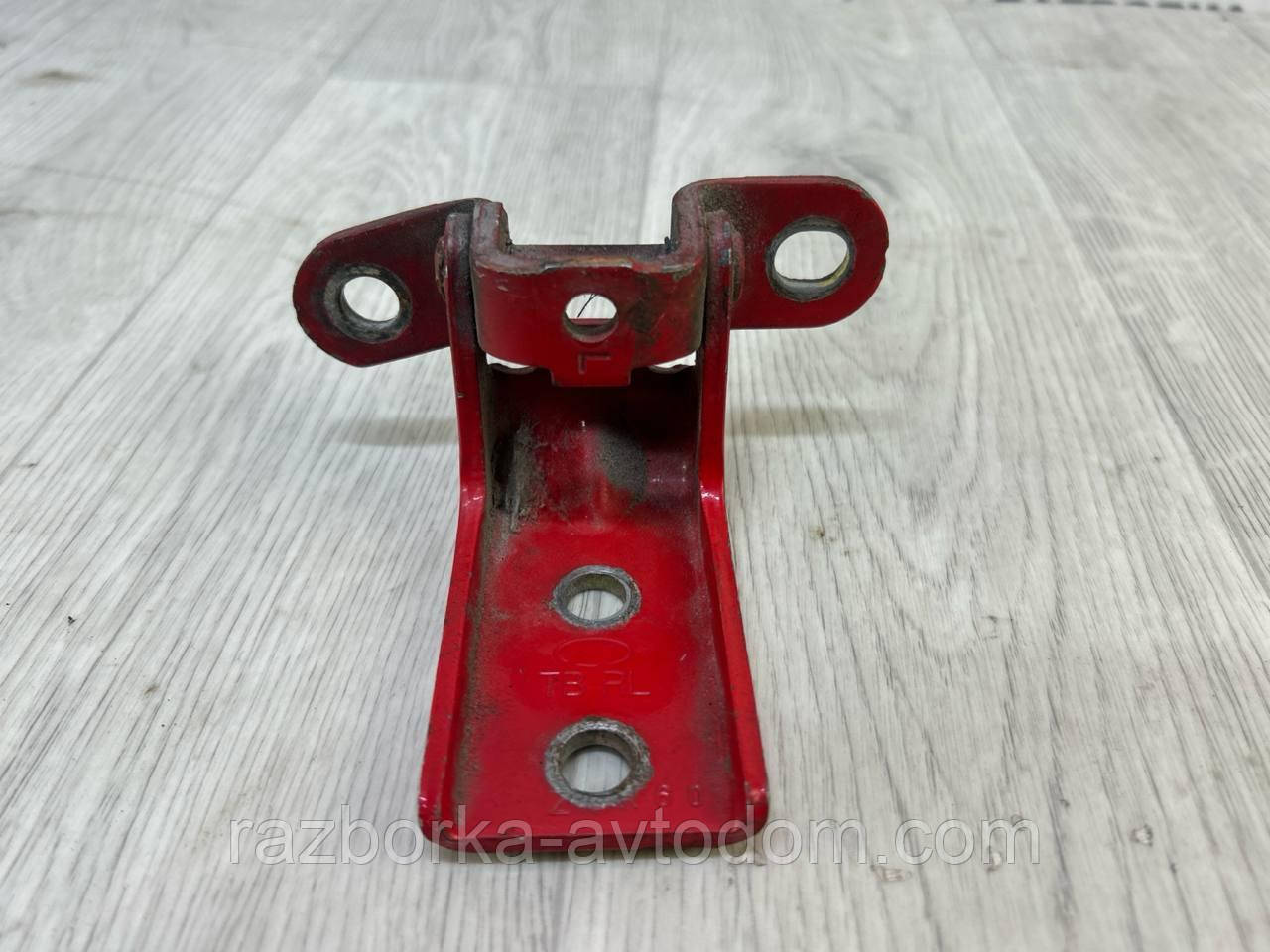Петля дверей задньої лівої (нижня) Hyundai Getz (2002-2010) OE:793501C000