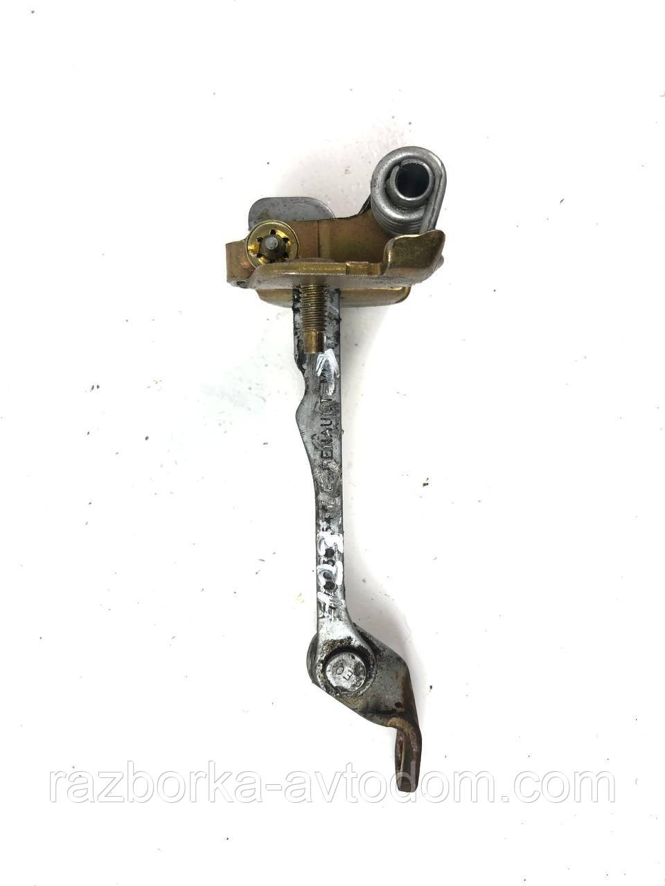 Обмежувач передніх правих дверей Renault Kangoo (98-08) OE: 7700101548