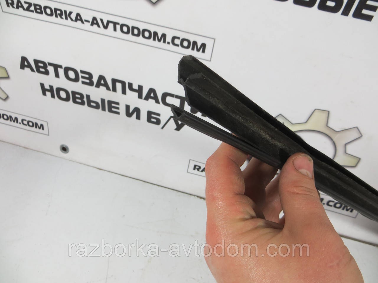 Ущільнювач скла пер прав Citroen Berlingo B9 08-18 9310L4