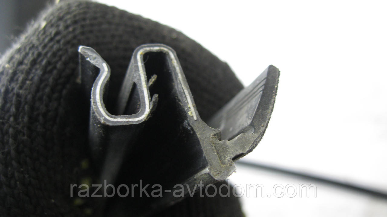 Ущільнювач скла дверей передньої лівої (внутрішні) VW Touran (2003-2010) OE:1T0837471, 1T0837471B