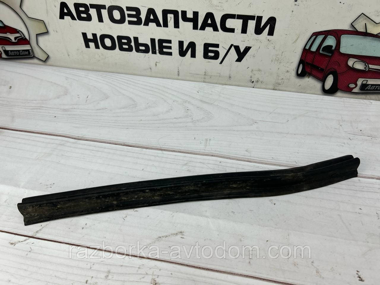 Ущільнювальна гумка капота VW Passat B5 (96-05) OE:3b0823725