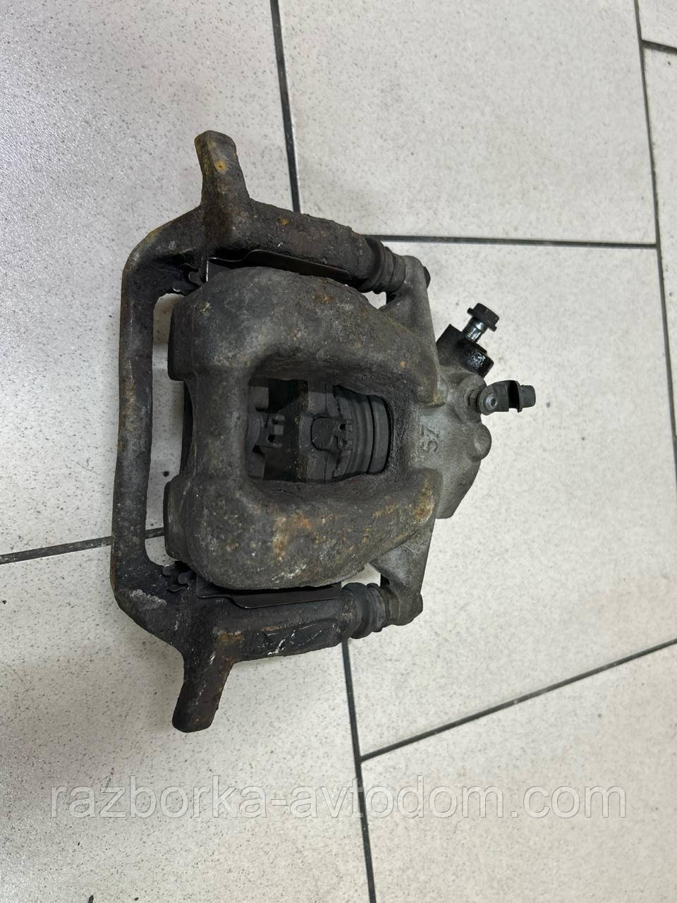 Суппорт передній правий Peugeot 407 (04-11) OE:4401H3