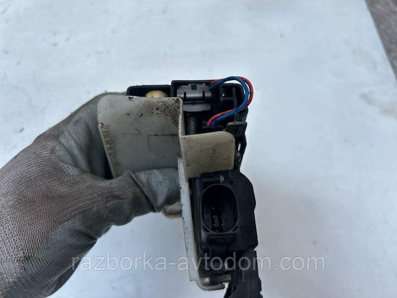 Замок задньої лівої двері (електро 6pin) VW Passat B5 96-05, Golf 4, Skoda SuperB, Caddy 2 OE: 3304839015A OE 3B4839015A