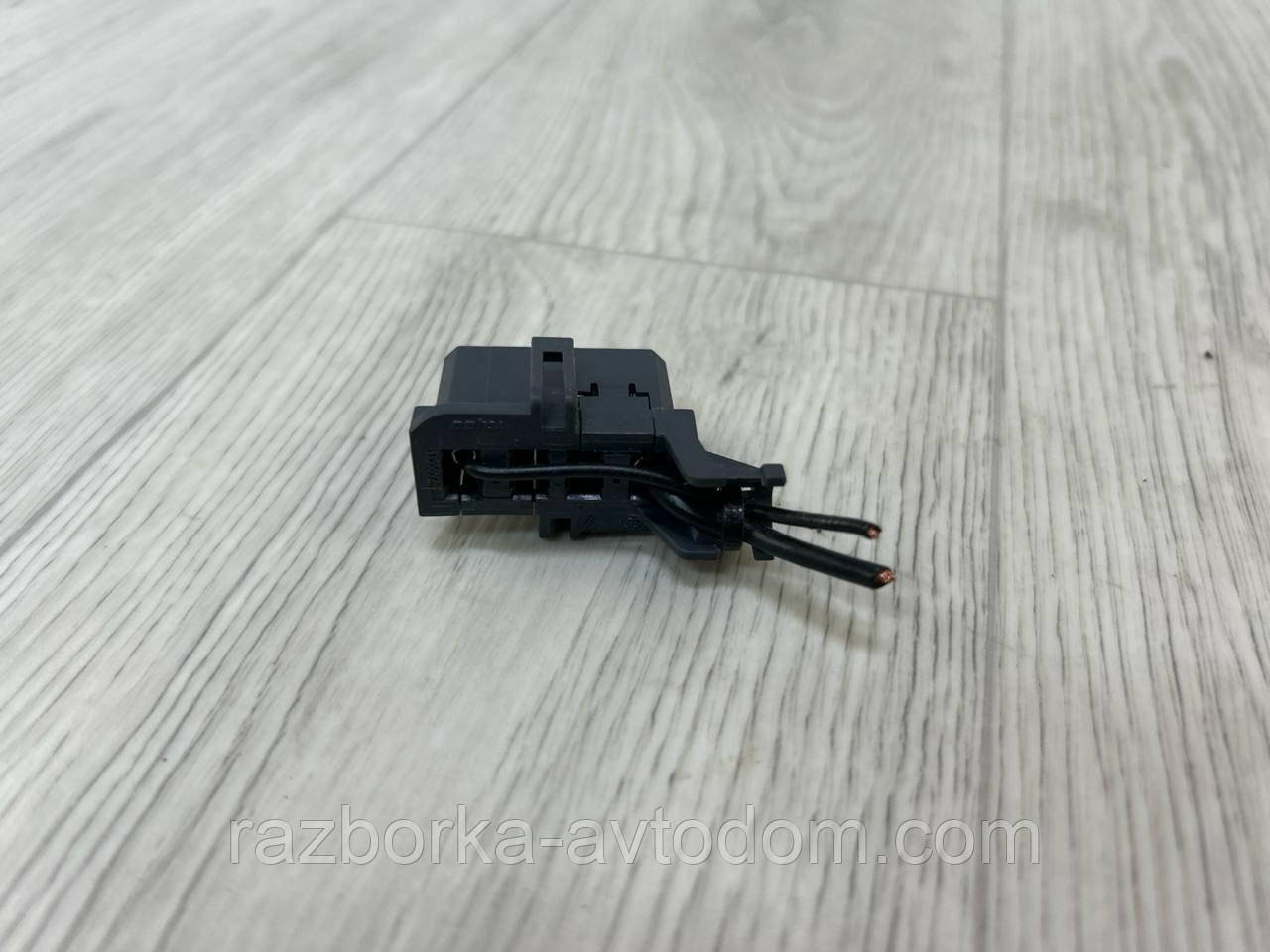 Роз'єм/фішка блока запобіжників, комфорту BSI Opel Zafira B (05-11), Astra H OE:1355892-1
